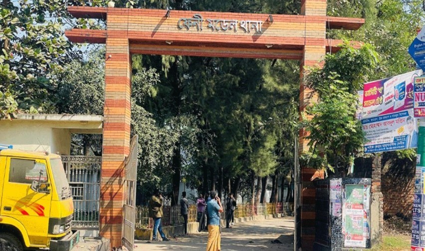 ফেসবুক কমেন্টকে কেন্দ্র করে স্কুলের ভেতর ৬ কিশোরকে কু/পি/য়ে জখম